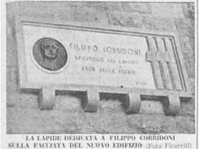Originariamente sulla lapide vi erano anche tre fasci littori (come possiamo osservare in una foto d�epoca)...